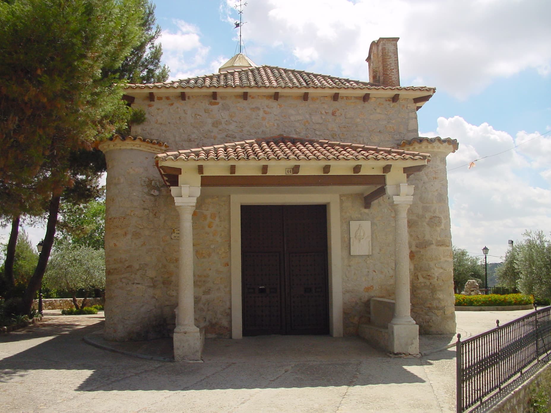 Fachada de la Ermita Virgen de la Oliva en Valdilecha